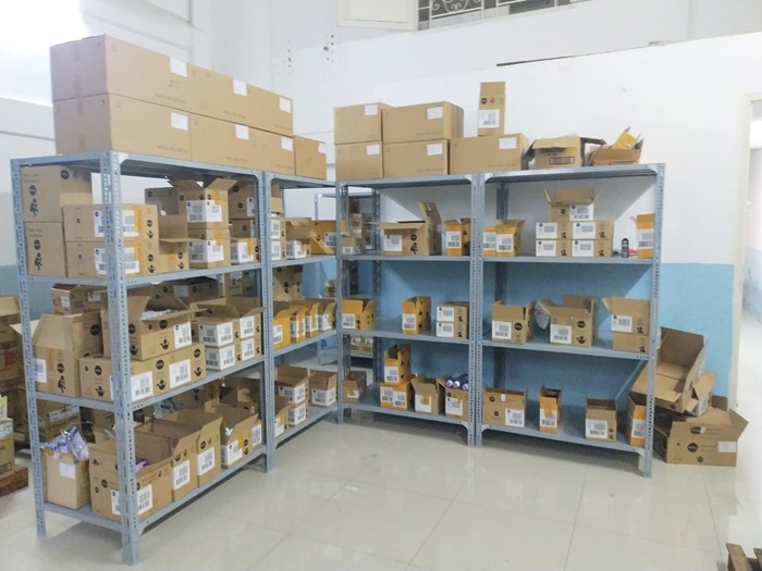 Kệ sắt v lỗ ứng dụng làm kho chứa hàng