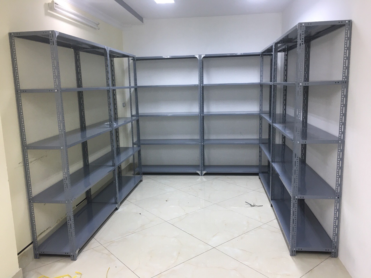 Địa chỉ mua kệ sắt V lỗ chất lượng tại Hưng Yên